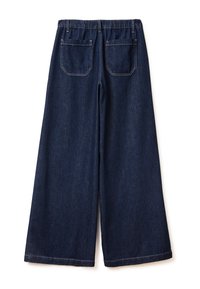 Široké tmavě modré džíny s elastickým pasem a dvojitými zadními kapsami. Materiál má hladkou texturu a čisté švy.