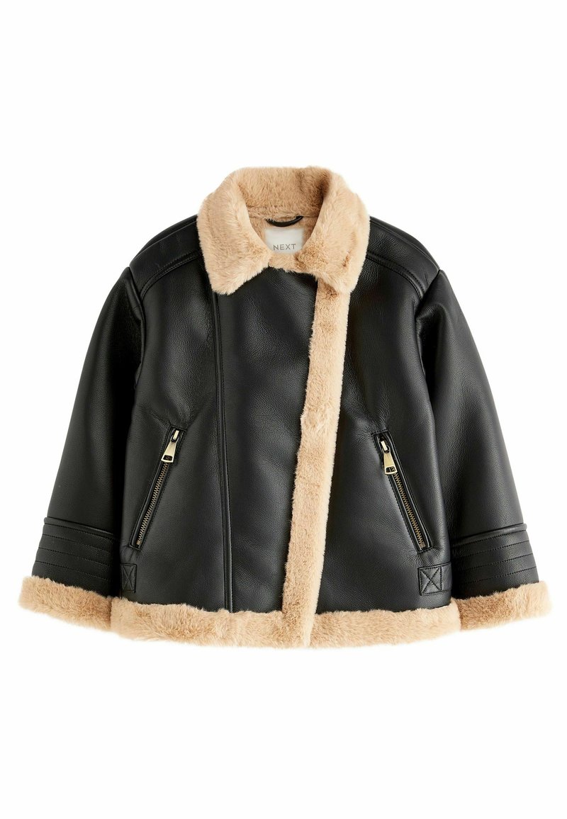 Sort læderjakke med en beige faux fur krave og foring. Har sidelommer med lynlås, ribbede manschetter og et cropped design.