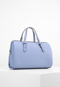 Niebieska syntetyczna torebka z podwójnymi uchwytami u góry, zamkiem błyskawicznym, sztywną formą, teksturowaną powierzchnią i kontrastowym wykończeniem.