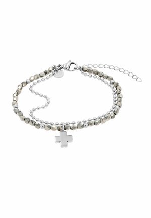 Braccialetto a doppio filo con perline d'argento sfaccettate e piccole perle lisce, con ciondolo a croce d'argento pendente e chiusura a moschettone.