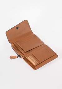 Portafoglio in pelle marrone con texture, chiusura a zip, slot per più carte e bottone a pressione. Presenta tasche interne lisce e un design compatto.