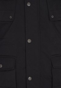 Schwarze Jacke mit Metall-Druckknöpfen, vier Fronttaschen, einem strukturierten Stoff und einem leicht geformten Kragen. Einfaches und funktionelles Design.