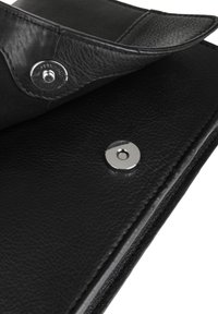 Borsa a mano nera in pelle con superficie testurizzata, dotata di chiusura a pressione in argento e foderatura interna liscia.