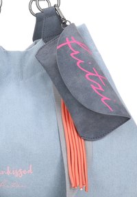 Borsa azzurra chiara con finitura tessurizzata, pochette grigia, lettering rosa e conci arancioni per un tocco in più.