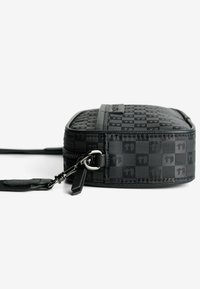 Crni karirani crossbody torba s teksturiranom tkaninom, zatvaračem na munju i odvojivim remenom. Prednja strana ima istaknute oznake brenda.