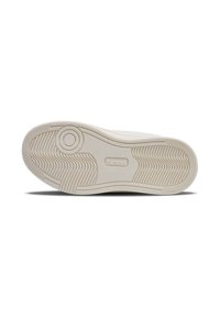 Weiße Sneakersohle mit einem strukturierten Gummidesign, das geschwungene Rillen und ein kreisförmiges Emblem aufweist. Robuste und flache Konstruktion.