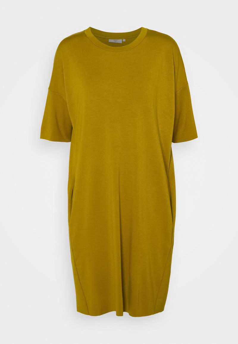 Oliwkowa, krótko rękawowa sukienka o luźnym kroju, z bocznymi kieszeniami i okrągłym dekoltem. Wykonana z miękkiego, lekkiego materiału.