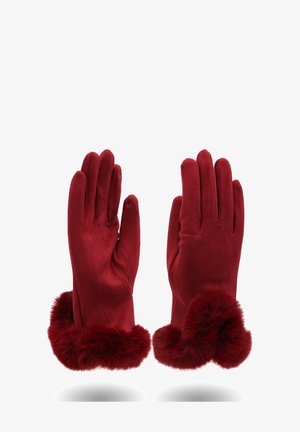 Un paio di guanti di suede rossi con polsini in pelliccia soffice, mostrati con il palmo a sinistra e il retro a destra, isolati su sfondo bianco.