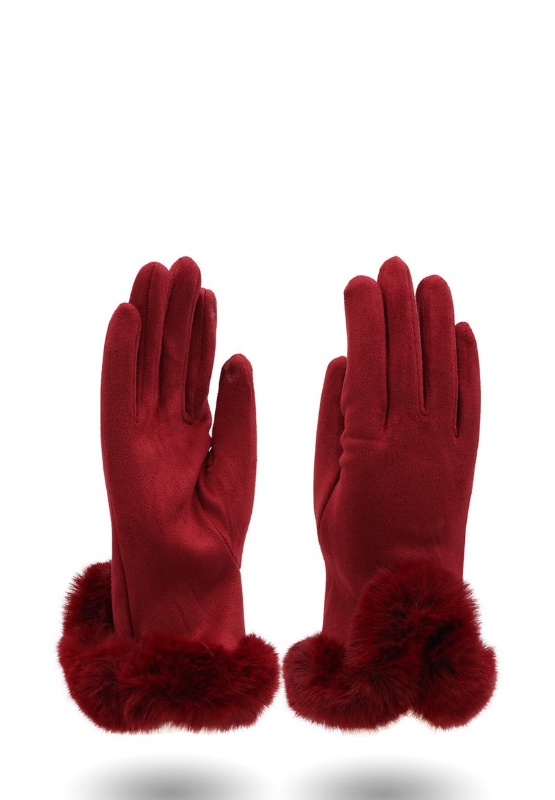 Un paio di guanti di suede rossi con polsini in pelliccia soffice, mostrati con il palmo a sinistra e il retro a destra, isolati su sfondo bianco.
