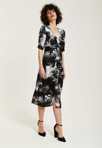 Liquorish MONO ABSTRACT PRINT KNOT FRONT MIDI - Day dress - black
