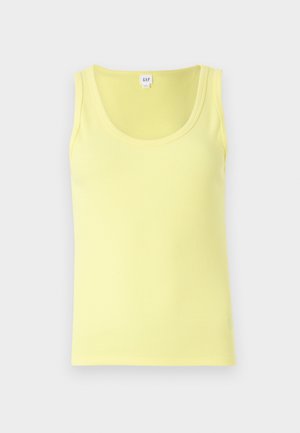 Top giallo a coste con scollatura tonda, design senza maniche e orlo dritto. Etichetta visibile al centro superiore.