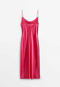 Robe nuisette satin rose vif avec des bretelles spaghetti et un détail de lien à l'avant, suspendue sur un fond blanc uni.