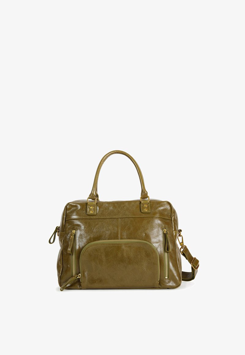 Sac en cuir vert olive au design structuré, avec des poignées supérieures doubles et une bandoulière réglable. Il est doté de plusieurs compartiments zippés et d'accents en métal.