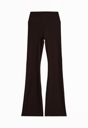 Pantalones de yoga negros de tiro alto y pierna ancha con una cintura suave, diseñados para la comodidad y la flexibilidad.