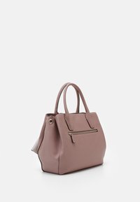 Strukturalna torebka z miękkiej różowej skóry z dwoma górnymi uchwytami, zapinana na suwak przednia kieszeń oraz płaskie dno zapewniające stabilność.