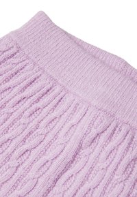 Fialová pletená látka s žebrovanou texturou a vzorem kabel. Hladký, měkký materiál s širokým, elastickým pasem na vrchu.