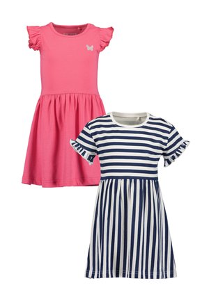 To børnetøj: en lyserød kjole med flæseærmer og en sommerfugldetalje, og en hvid kjole med marineblå striber og flæseærmer.