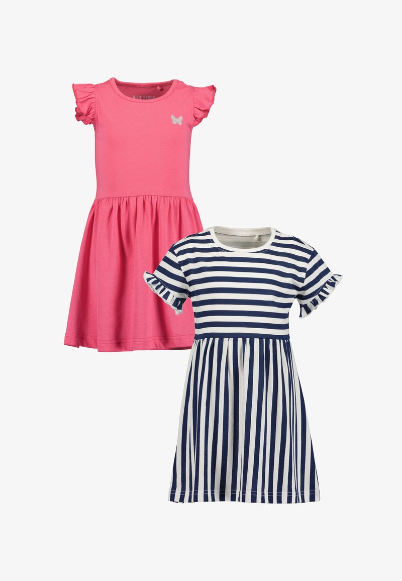 Deux robes d'enfants : l'une rose avec des manches volantées et un détail en forme de papillon, et l'autre blanche avec des rayures navy et des manches volantées.