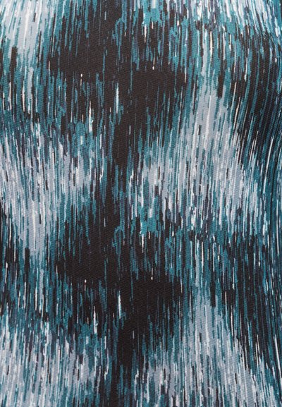 Αφηρημένο μοτίβο υφάσματος με κάθετες πινελιές σε τόνους τιρκουάζ, μαύρου, λευκού και γκρι, δημιουργώντας ένα υφασμένο, δυναμικό οπτικό εφέ.