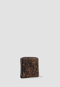 Cartera de ante marrón con un patrón de estampado de leopardo, cierre de cremallera y un bolsillo exterior para tarjetas. Forma cuadrada con superficie texturizada.
