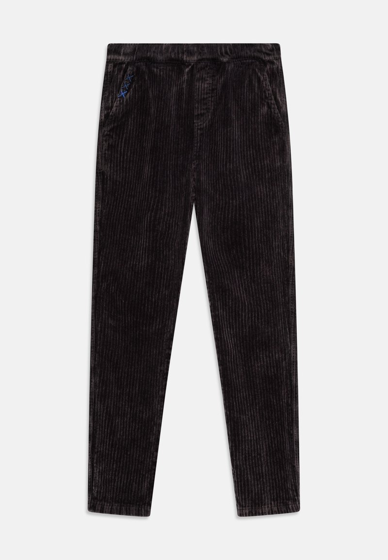 Pantalon en velours côtelé noir à jambes droites, taille élastique, poches latérales et petit détail de couture bleue sur la poche gauche.