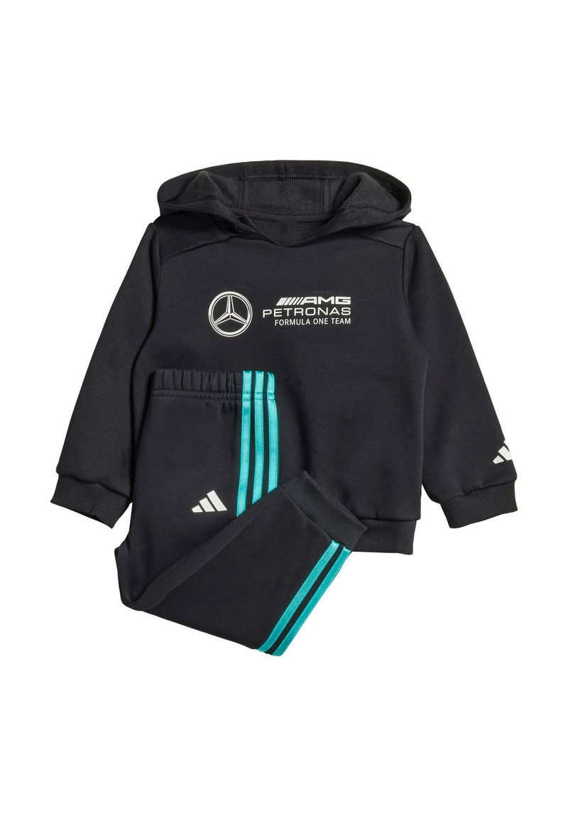 Set di felpa nera con cappuccio e pantaloni abbinati, con strisce turchesi. Presenta i loghi AMG Petronas e Adidas. Realizzato in tessuto morbido, con una vestibilità comoda e cappuccio.