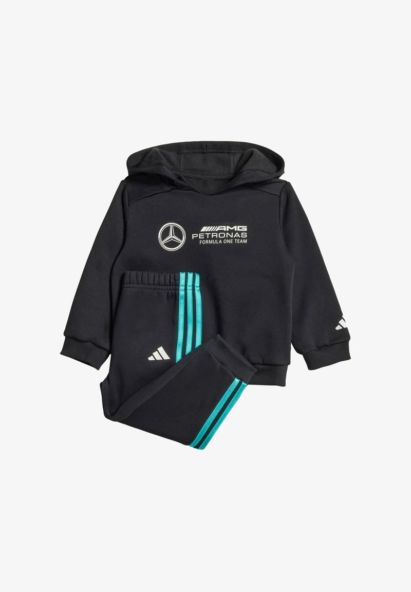 Sort hættetrøje og bukser sæt med teal striber. Har AMG Petronas og Adidas logoer. Lavet af blødt stof, med en afslappet pasform og hætte.
