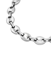 Nahaufnahme einer silbernen Kettenhalskette mit ovalen, glatten, glänzenden Gliedern, die durch kleinere runde Glieder verbunden sind.