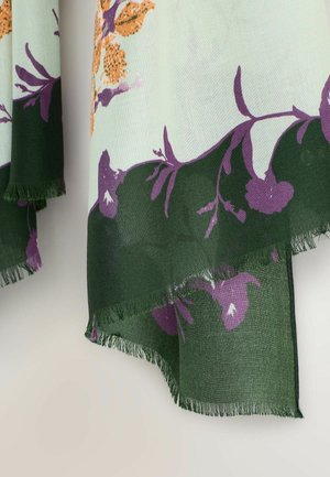 Svetlozelený tkaninový šál s fialovými kvetinovými vzormi a oranžovými akcentmi, s strapcovými okrajmi pre pridanú textúru a detail.