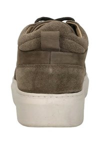 Bruine suède sneakers met een ronde neus, witte rubberen zool en zwarte veters. Heeft een gewatteerde kraag en een detail met een achterlip.