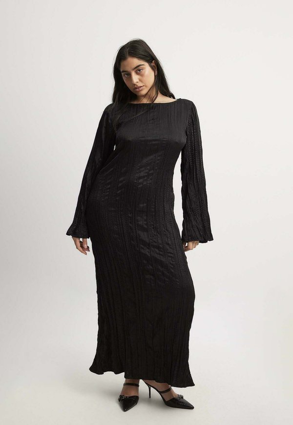 IN KNITTEROPTIK MIT LANGEN ÄRMELN UND OFFENEM RÜCKEN - Maxikleid