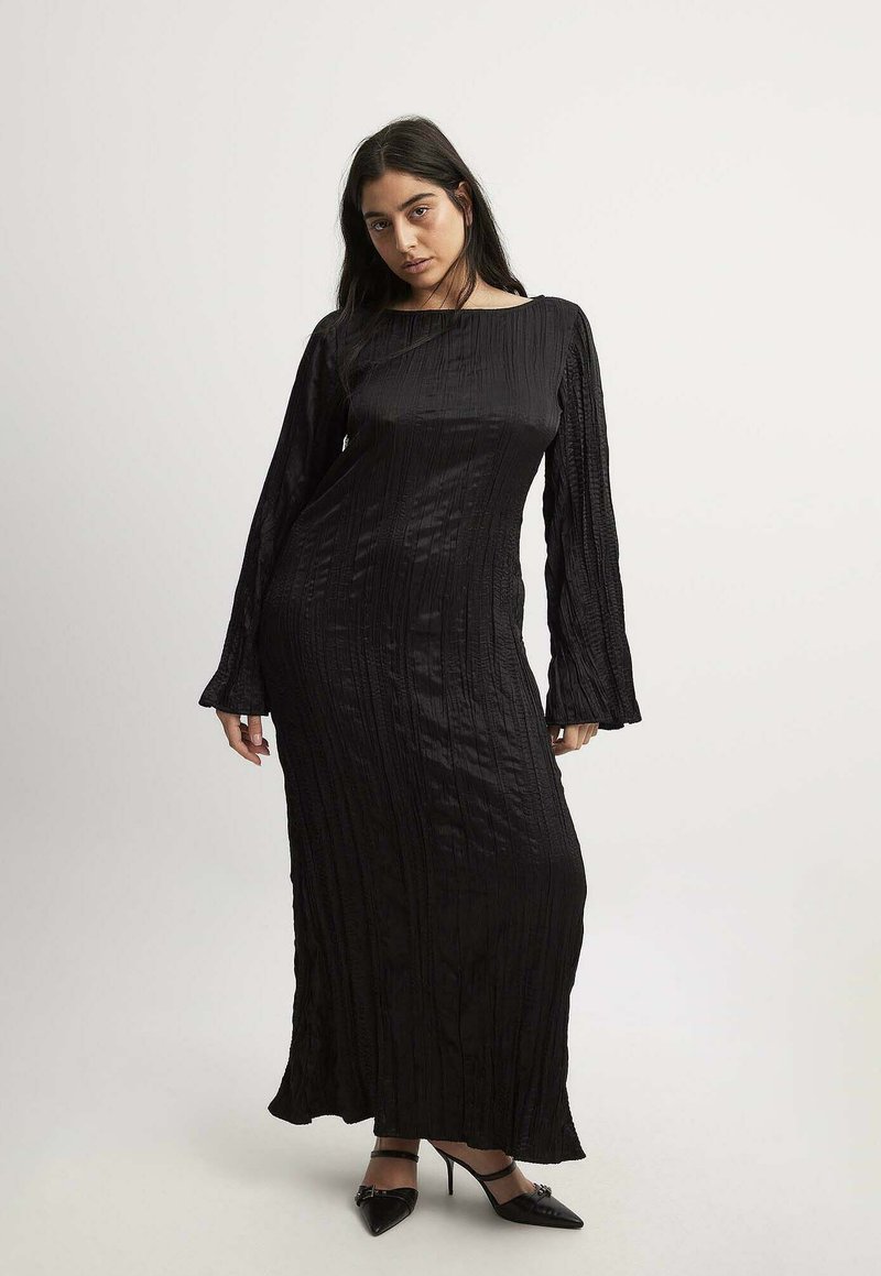 NA-KD - IN KNITTEROPTIK MIT LANGEN ÄRMELN UND OFFENEM RÜCKEN - Maxi šaty - black, Zvä�čšiť