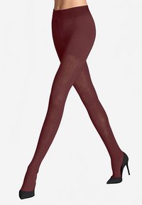 Collants bordeaux avec un motif texturé en losanges, une taille haute et une finition lisse, associés à des escarpins noirs.