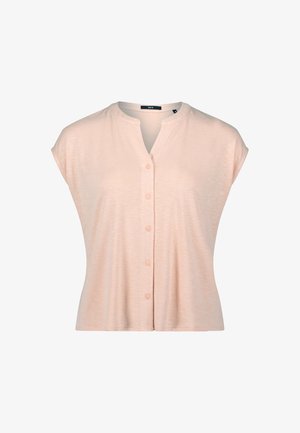 Blusa corta a maniche corte di un lieve rosa, con chiusura a bottoni sul davanti e una vestibilità morbida, realizzata in tessuto soffice e testurizzato con una leggera lucentezza.