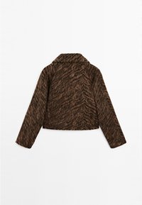 Veste à manches longues marron floue avec un motif chevrons subtil et un large col, vue de dos sur un fond blanc.