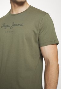 Pepe Jeans EGGO - Apdrukāts T-krekls - military green