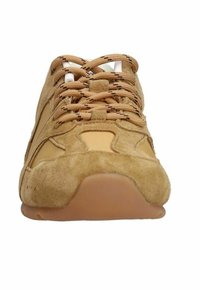 Tan sneakers van suède en leer, ronde neus, textuurlakken en een lichtbruine rubberen zool met minimale accenten.