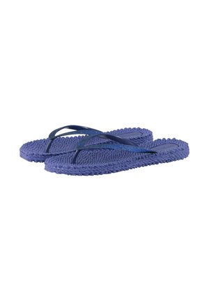 Paar blaue, strukturierte Flip-Flops mit gewebten Sohlen und glitzernden Riemen vor weißem Hintergrund.