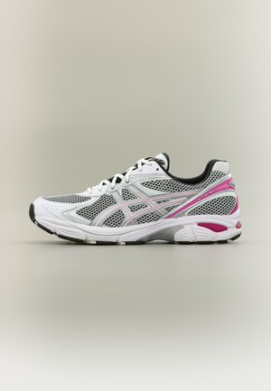 Hvid og pink atletisk løbesko med sort ydersål, mesh-overdel og mærkede side-striber, vist fra ydersiden på en neutral baggrund.