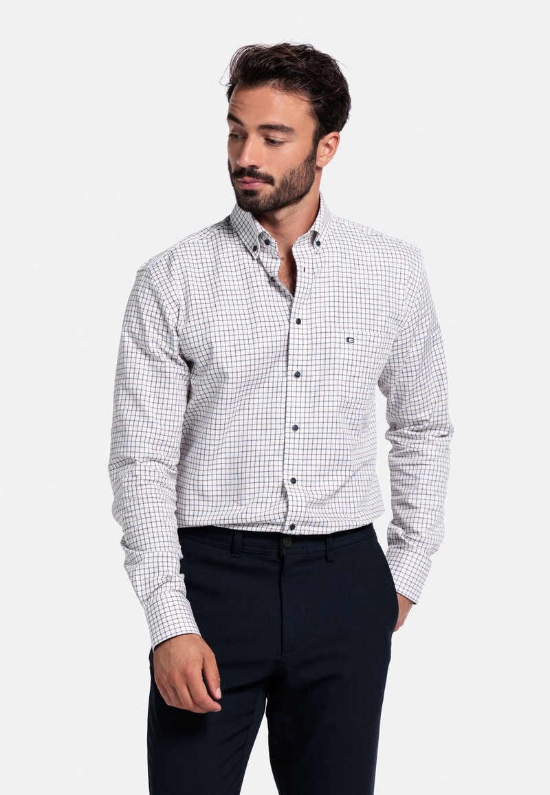 Wit geruit overhemd met blauwe en oranje lijnen, met knopen-kraag, lange mouwen, enkele pocket, gecombineerd met donkere broek.