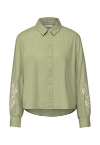 Camicia button-up verde chiaro con maniche lunghe e motivi floreali bianchi ricamati sulle maniche. Tessuto morbido, vestibilità comoda.