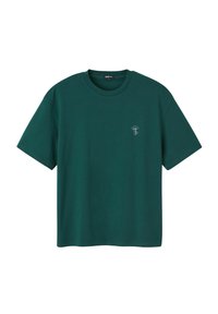 T-shirt en coton vert avec des manches courtes, un col rond et une petite impression graphique d'un champignon sur la poitrine gauche.