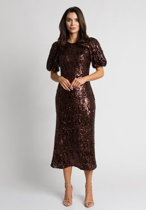 Brązowa sukienka midi wyszywana cekinami, z bufkowymi rękawami i dopasowanym krojem, z zaokrąglonym dekoltem i długością sięgającą poniżej kolan.