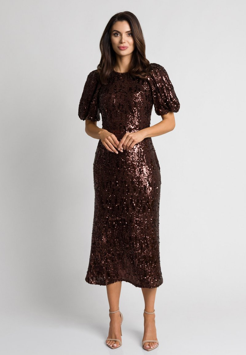 Brązowa sukienka midi wyszywana cekinami, z bufkowymi rękawami i dopasowanym krojem, z zaokrąglonym dekoltem i długością sięgającą poniżej kolan.