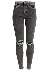 Jeans skinny de tiro alto en negro con efecto acid wash, con desgastes deshilachados sobre ambas rodillas y estilo clásico de cinco bolsillos.