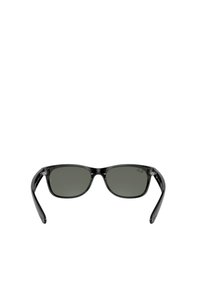 Occhiali da sole in plastica nera con lenti scure, forma rettangolare, bracci spessi e dettagli del logo piccolo nell'angolo superiore della lente.