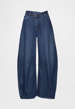 Blåvidde jeans i denim med høy midje, utstyrt med frontlommer, knappestenging og synlige sømmer på bena.