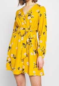 Vero Moda Abito a camicia - dark yellow