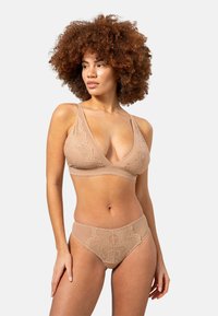 Nude spets-bh med djup U-ringning och breda axelband, i kombination med matchande högmidjade trosor med mönstrad spetsfram.
