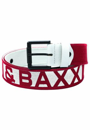 Rood en wit gevlochten riem met gedurfde tekstontwerp, zwarte metalen gesp en leren accenten. De tekst leest "BAXX" in een uitgesneden stijl.